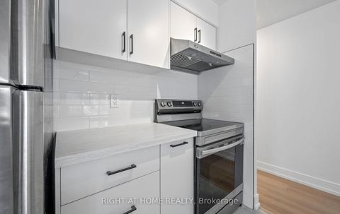Photo 15 at 219 - 600 Queens Quay, Waterfront Communities C1, Toronto