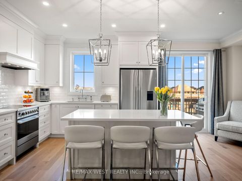 Photo 14 at 30 Drizzel Cres Crescent, Oak Ridges, Richmond Hill