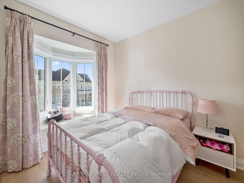 Photo 24 at 30 Drizzel Cres Crescent, Oak Ridges, Richmond Hill