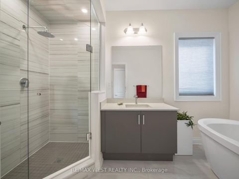 Photo 31 at 30 Drizzel Cres Crescent, Oak Ridges, Richmond Hill