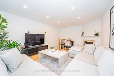 Photo 22 at 27 Opera Place N, East Woodbridge, Vaughan