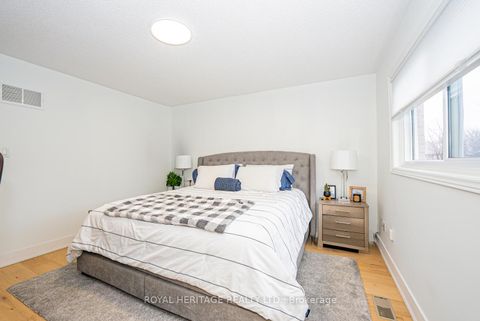 Photo 28 at 27 Opera Place N, East Woodbridge, Vaughan