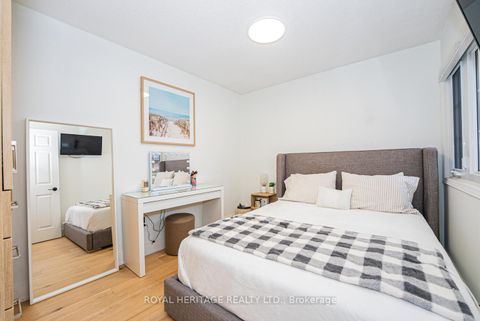 Photo 31 at 27 Opera Place N, East Woodbridge, Vaughan