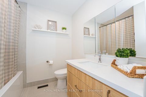 Photo 35 at 27 Opera Place N, East Woodbridge, Vaughan