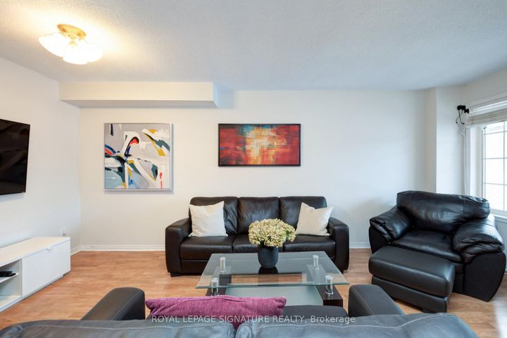 Photo 4 at 1683 Canadore Crescent, Samac, Oshawa