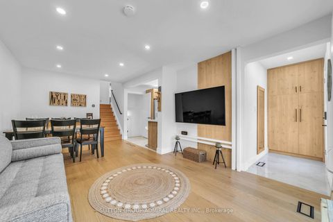 Photo 4 at 17 Jasper Drive, Aurora Heights, Aurora