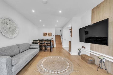 Photo 7 at 17 Jasper Drive, Aurora Heights, Aurora