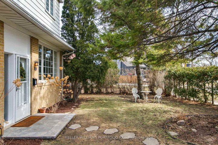 Photo 2 at 88 Sabrina Dr Drive, Richview, Toronto