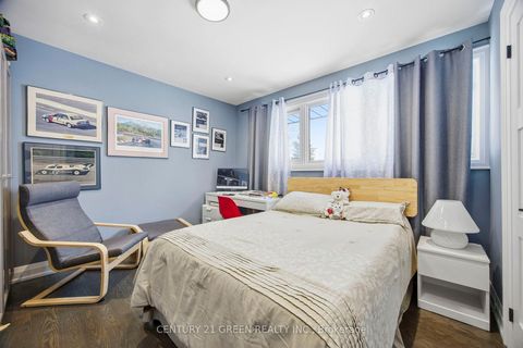 Photo 23 at 18 Winsdale Road, Markland Wood, Toronto