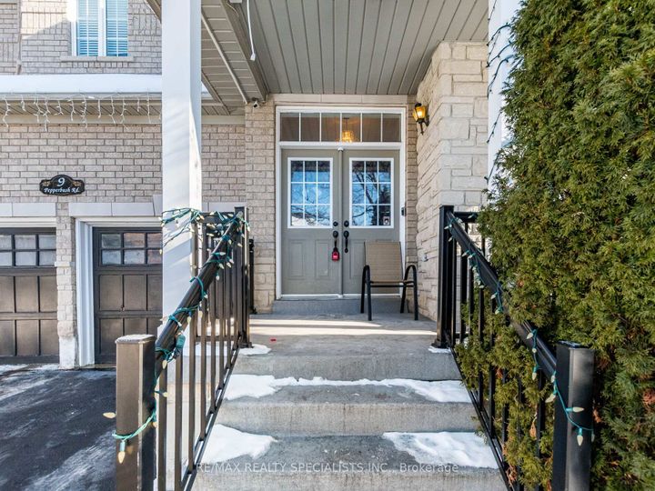 Photo 3 at 9 Pepperbush Road, Bram East, Brampton