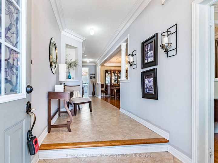 Photo 5 at 9 Pepperbush Road, Bram East, Brampton