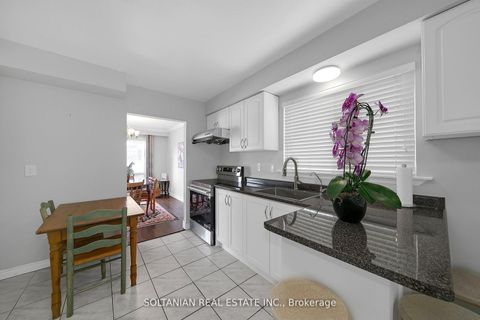 Photo 11 at 158 Hilda Avenue, Newtonbrook West, Toronto