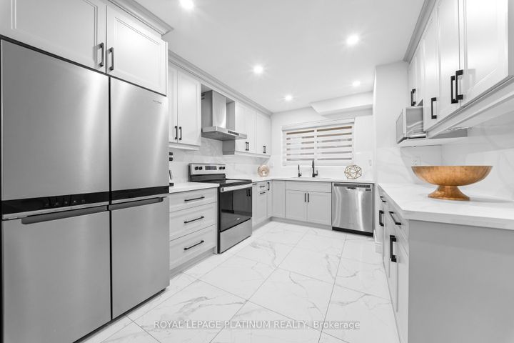 Photo 9 at 9 - 18 Cotton Downway, Pleasant View, Toronto