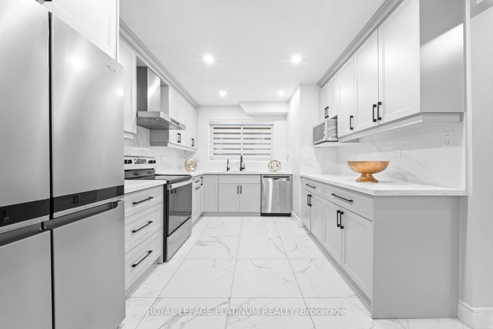 Photo 10 at 9 - 18 Cotton Downway, Pleasant View, Toronto