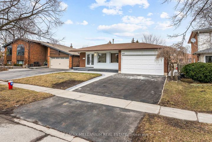 Photo 1 at 2437 Chilsworthy Avenue, Cooksville, Mississauga