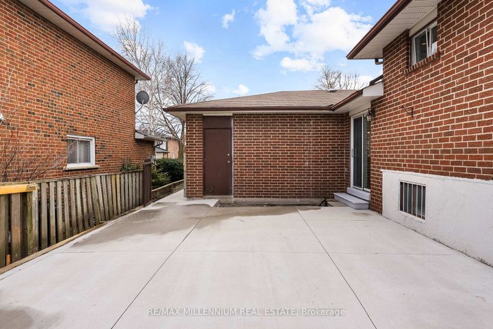 Photo 2 at 2437 Chilsworthy Avenue, Cooksville, Mississauga