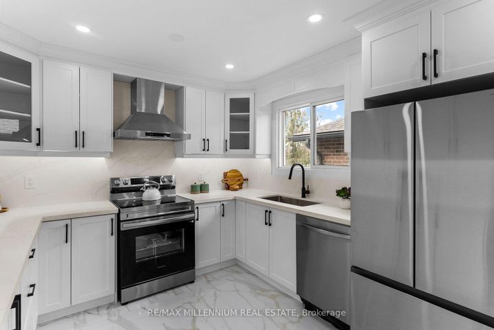 Photo 12 at 2437 Chilsworthy Avenue, Cooksville, Mississauga