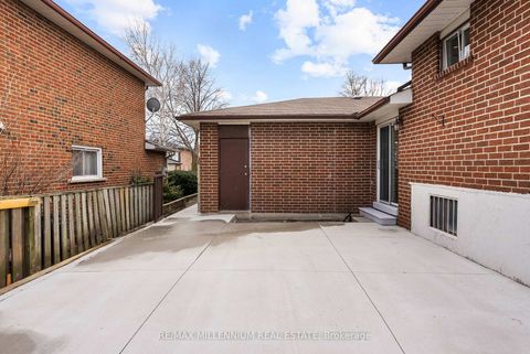 Photo 2 at 2437 Chilsworthy Avenue, Cooksville, Mississauga