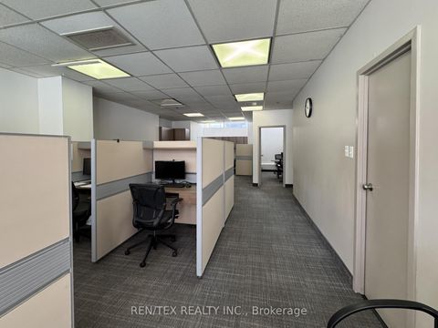 Photo 1 at 19 Hendon Avenue, Newtonbrook West, Toronto