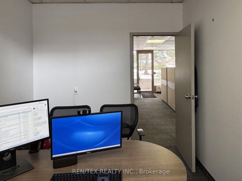 Photo 2 at 19 Hendon Avenue, Newtonbrook West, Toronto