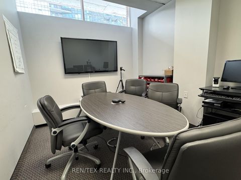 Photo 4 at 19 Hendon Avenue, Newtonbrook West, Toronto