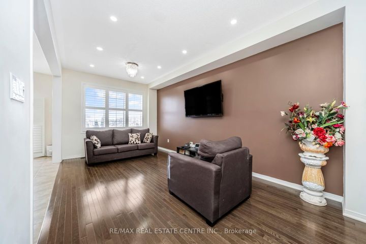 Photo 9 at 5 Sussexvale Drive, Wellington, Brampton