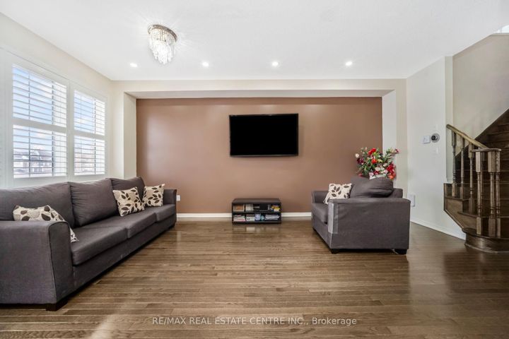 Photo 10 at 5 Sussexvale Drive, Wellington, Brampton