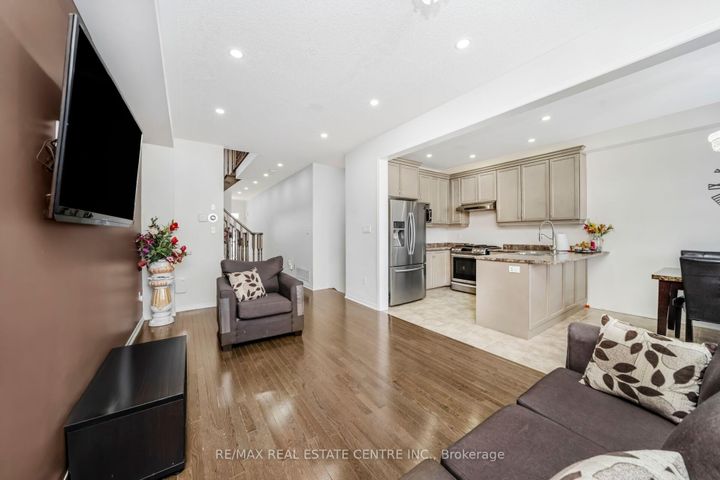 Photo 11 at 5 Sussexvale Drive, Wellington, Brampton