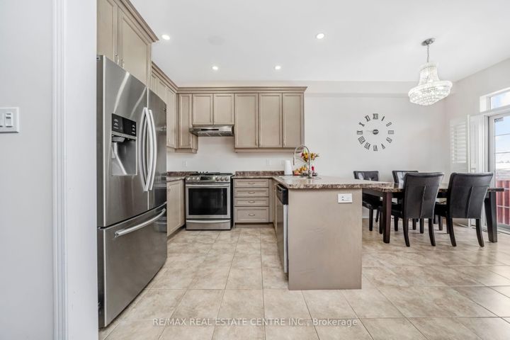 Photo 13 at 5 Sussexvale Drive, Wellington, Brampton
