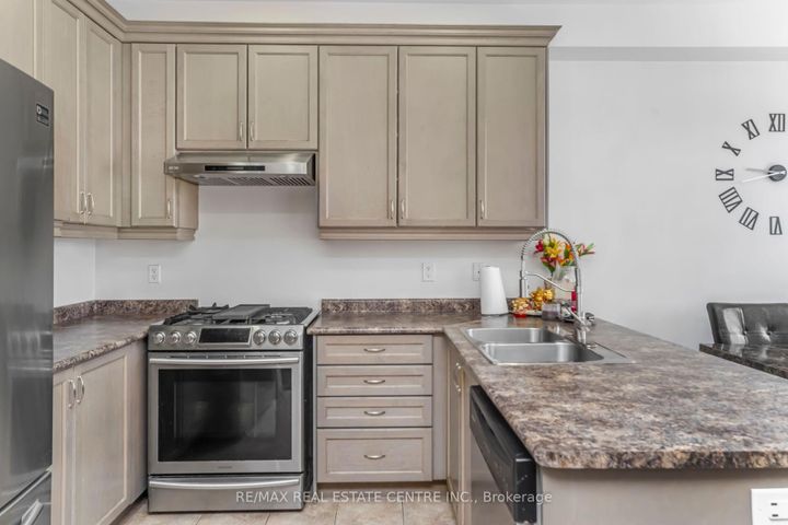 Photo 14 at 5 Sussexvale Drive, Wellington, Brampton