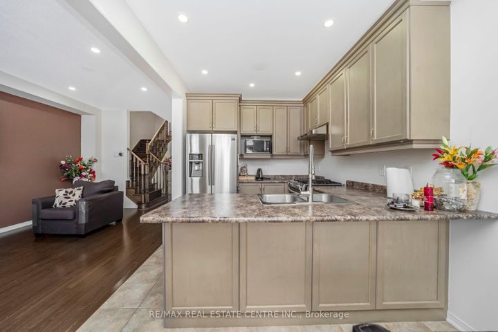 Photo 15 at 5 Sussexvale Drive, Wellington, Brampton