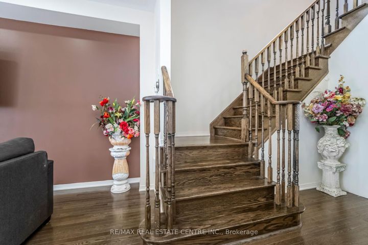 Photo 20 at 5 Sussexvale Drive, Wellington, Brampton