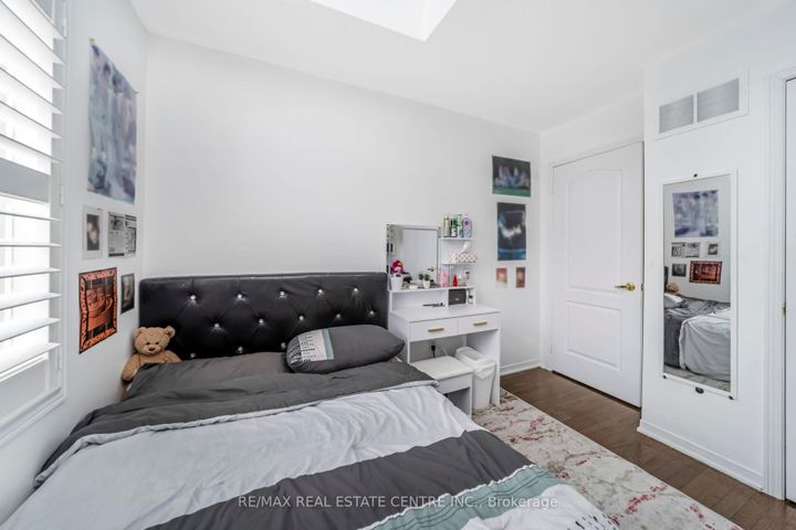 Photo 23 at 5 Sussexvale Drive, Wellington, Brampton