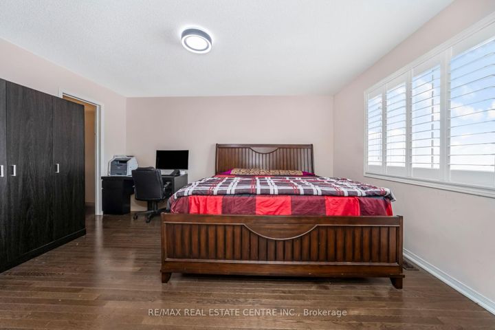 Photo 28 at 5 Sussexvale Drive, Wellington, Brampton