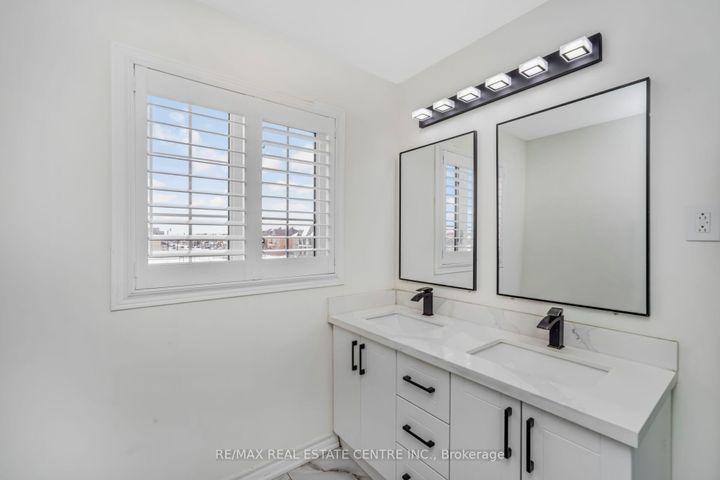 Photo 32 at 5 Sussexvale Drive, Wellington, Brampton