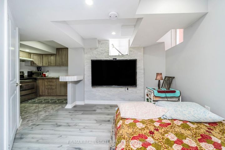 Photo 35 at 5 Sussexvale Drive, Wellington, Brampton