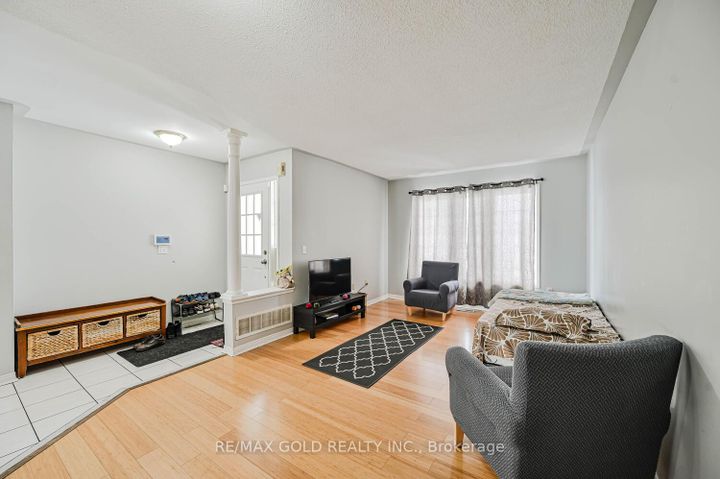 Photo 8 at 24 Seaside Circle, Wellington, Brampton