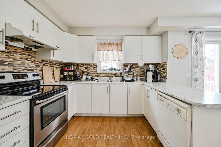 Photo 17 at 24 Seaside Circle, Wellington, Brampton