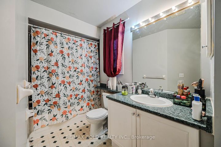 Photo 32 at 24 Seaside Circle, Wellington, Brampton