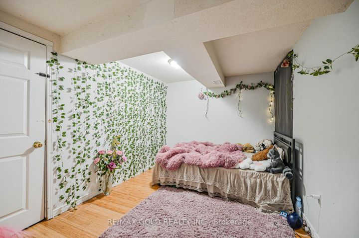 Photo 37 at 24 Seaside Circle, Wellington, Brampton