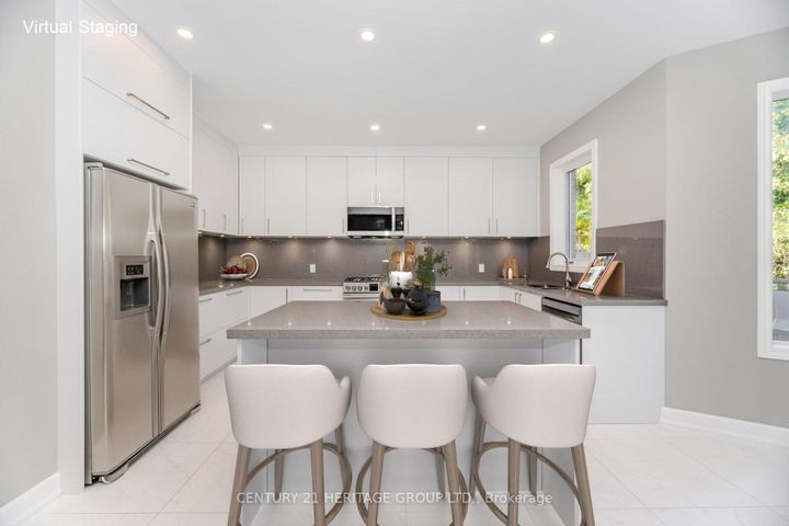 Photo 2 at 6 Vitlor Drive, Oak Ridges, Richmond Hill