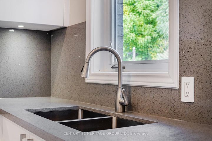 Photo 5 at 6 Vitlor Drive, Oak Ridges, Richmond Hill