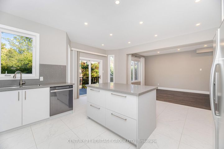 Photo 8 at 6 Vitlor Drive, Oak Ridges, Richmond Hill