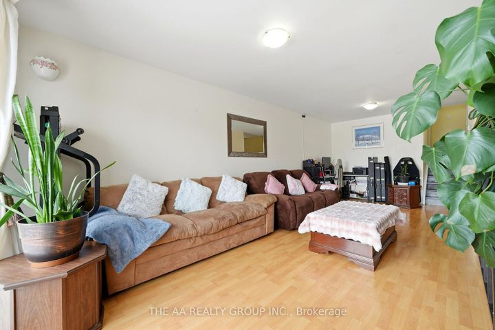 Photo 8 at 155 Britannia Avenue, Bradford, Bradford West Gwillimbury