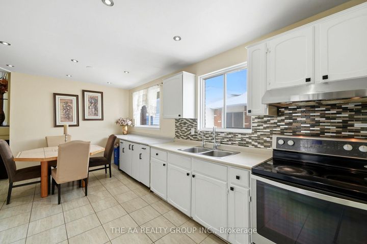 Photo 13 at 155 Britannia Avenue, Bradford, Bradford West Gwillimbury