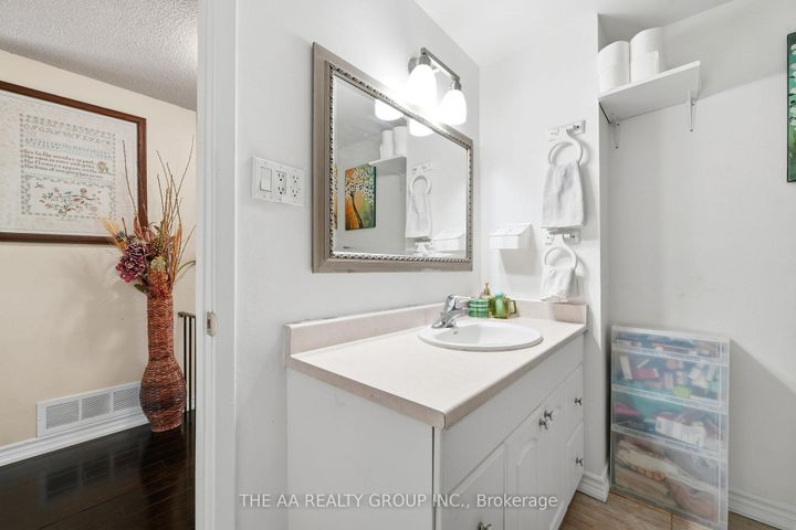 Photo 23 at 155 Britannia Avenue, Bradford, Bradford West Gwillimbury