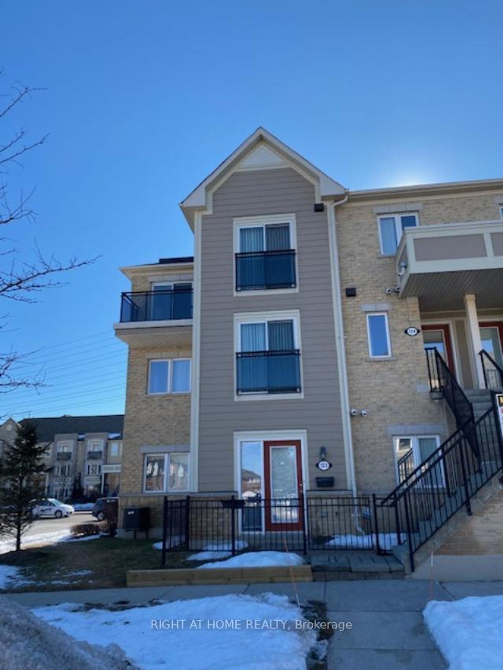 124 - 5035 Oscar Peterson Boulevard, Churchill Meadows, Mississauga by Loree Meneguzzi Real Estate 124 - 5035 Oscar Peterson Boulevard, Churchill Meadows, Mississauga