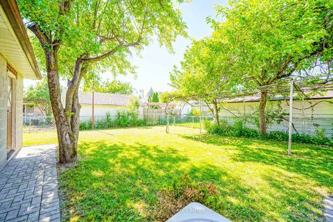 Photo 1 at 28 Renshaw Street, CFB, Toronto