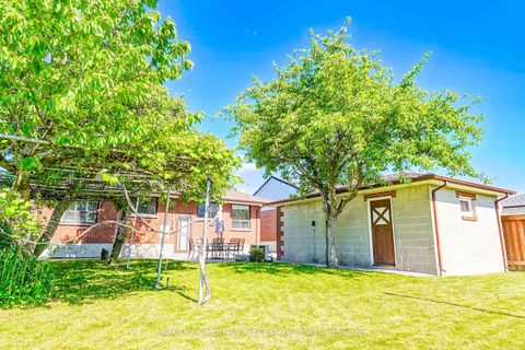 Photo 2 at 28 Renshaw Street, CFB, Toronto