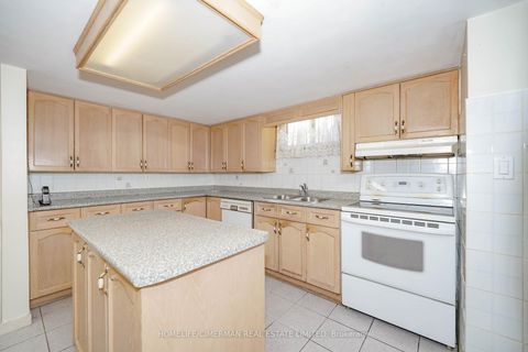 Photo 13 at 28 Renshaw Street, CFB, Toronto